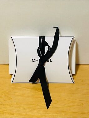 CHANEL Gift Set Includes No1 De Revitalizing Serum Key Chain Eye Mask